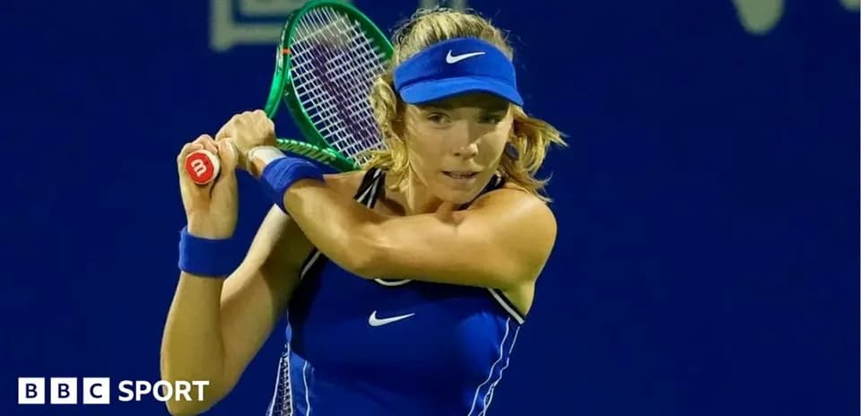 Joueuse de tennis en train de frapper la balle