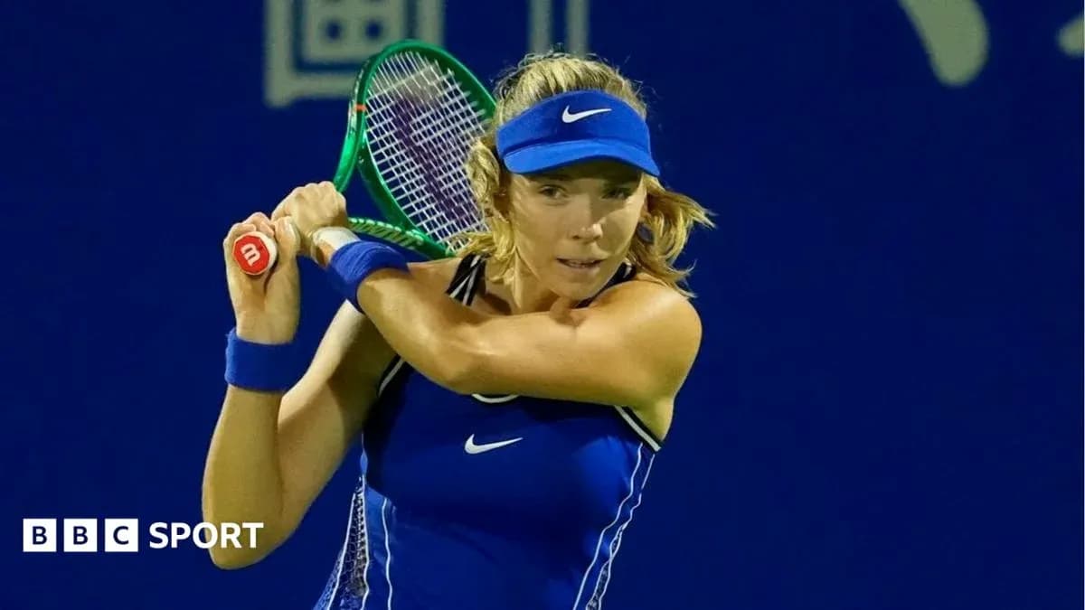 Joueuse de tennis en train de frapper la balle