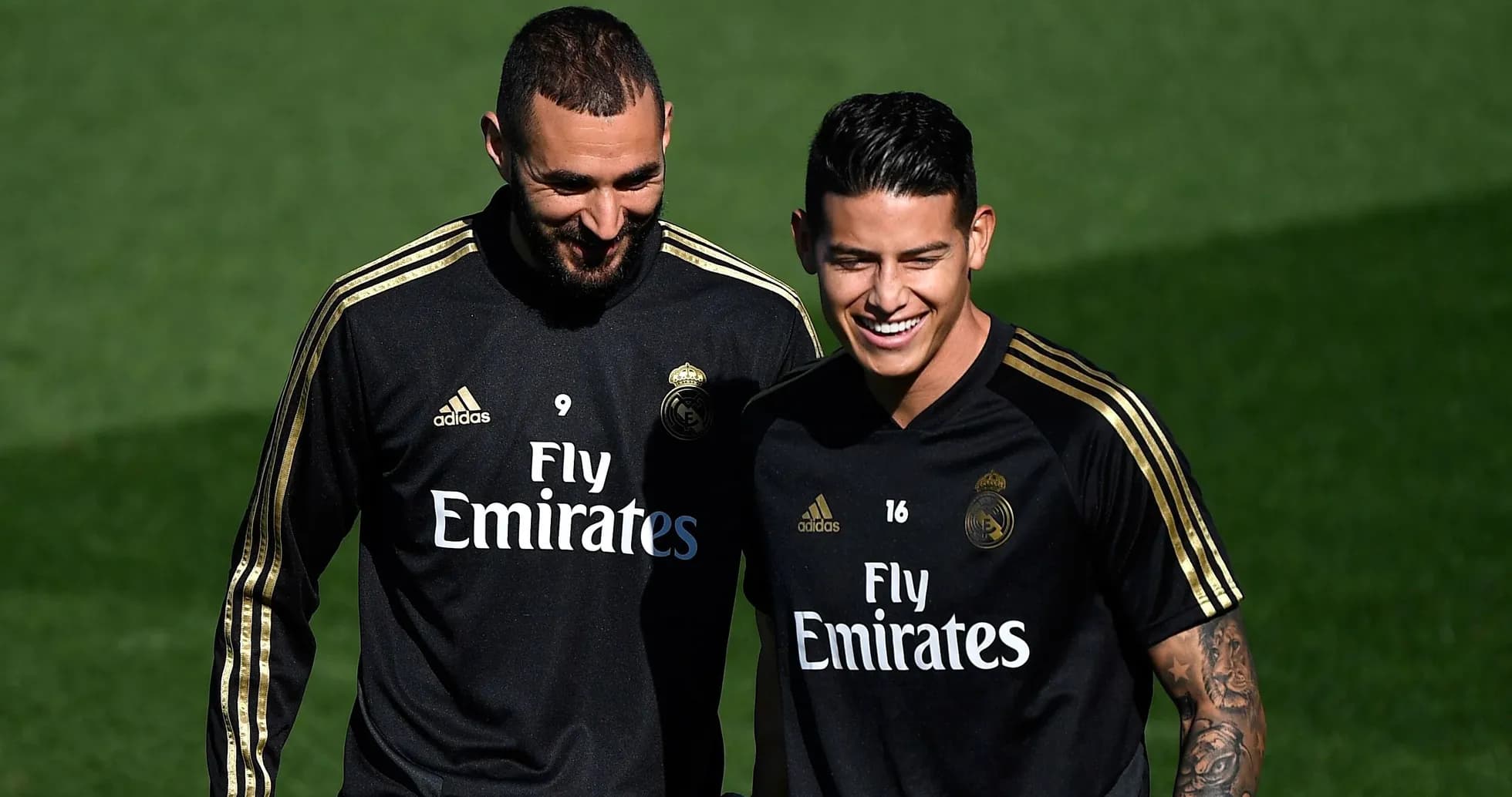 Deux joueurs de Real Madrid souriant lors de l'entraînement
