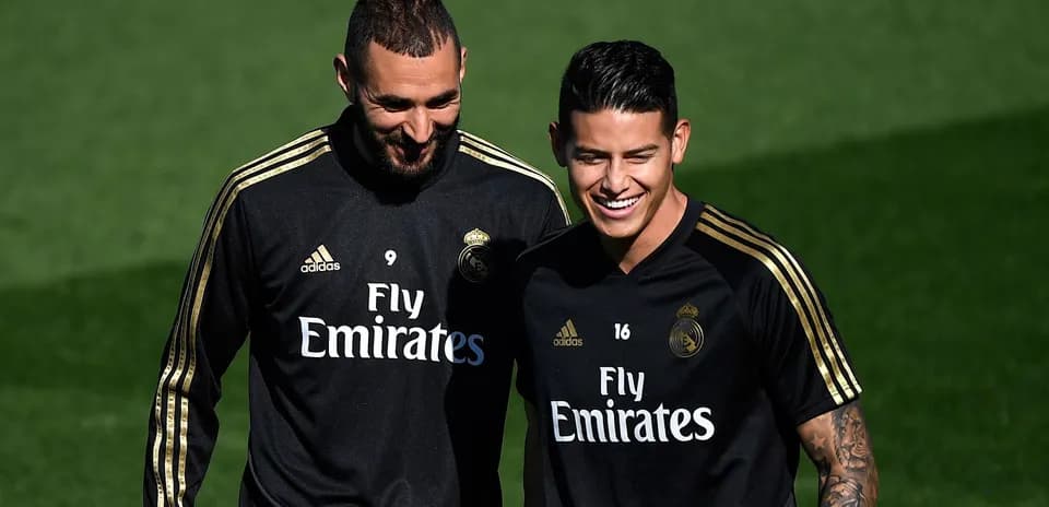 Deux joueurs de Real Madrid souriant lors de l'entraînement