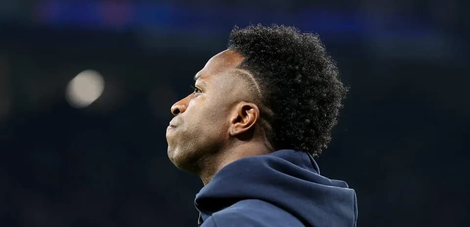 Joueur regardant le terrain pendant un match