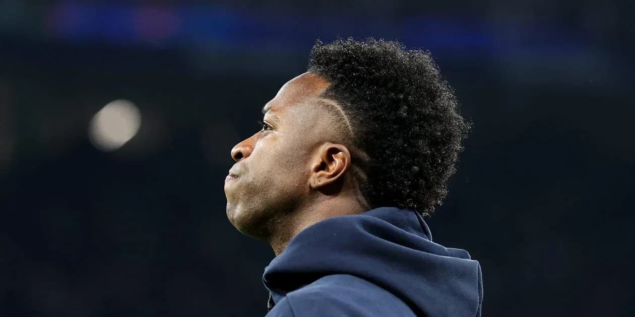 Joueur regardant le terrain pendant un match