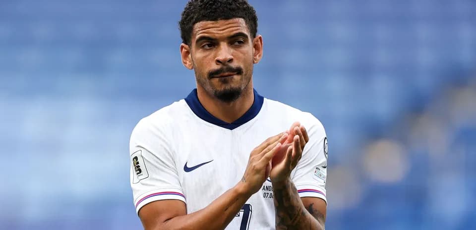 Joueur applaudissant après un match de football