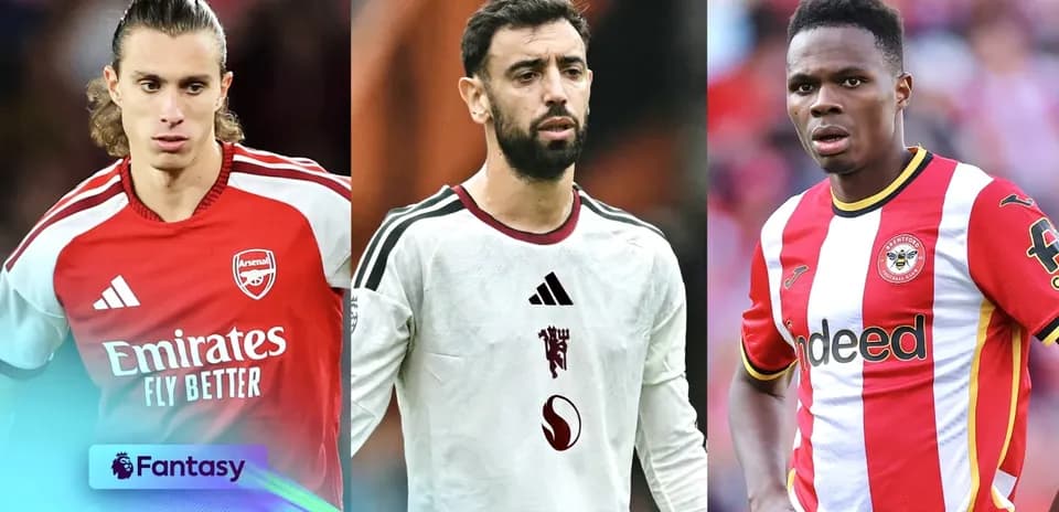 Trois joueurs de football en uniforme de club