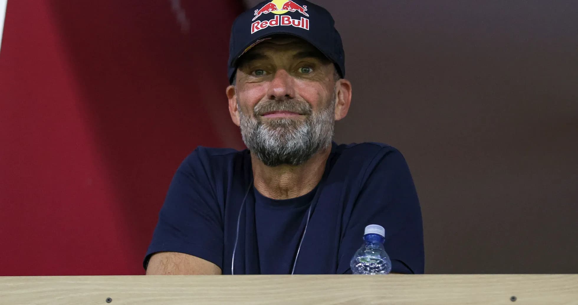 Homme avec une barbe et une casquette Red Bull