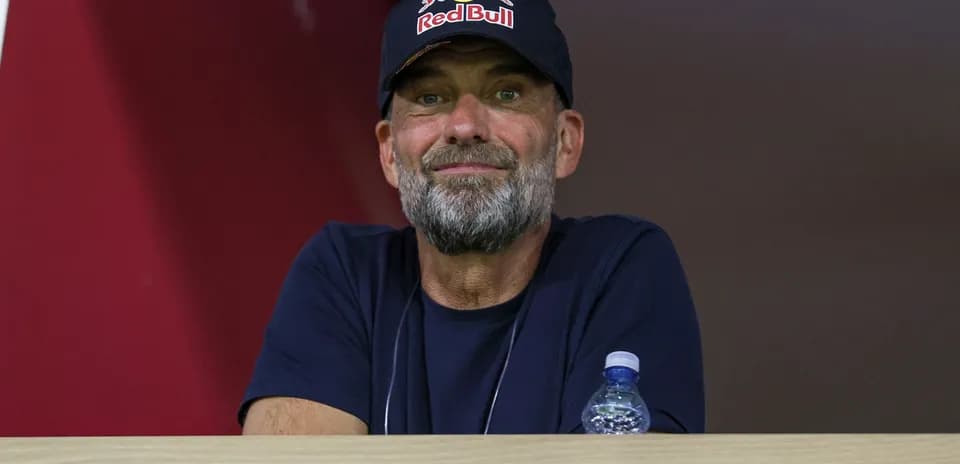 Homme avec une barbe et une casquette Red Bull