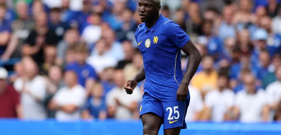 Joueur en maillot bleu de Chelsea sur le terrain