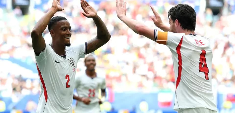 Joueurs anglais célébrant un but pendant le match