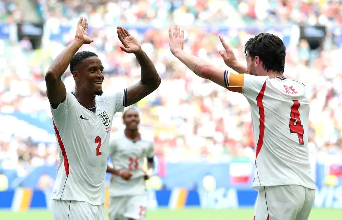Joueurs anglais célébrant un but pendant le match
