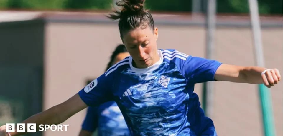 Joueuse en train de frapper le ballon lors de l'entraînement