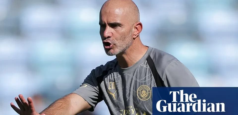 Entraîneur de Manchester City dirigeant une séance d'entraînement