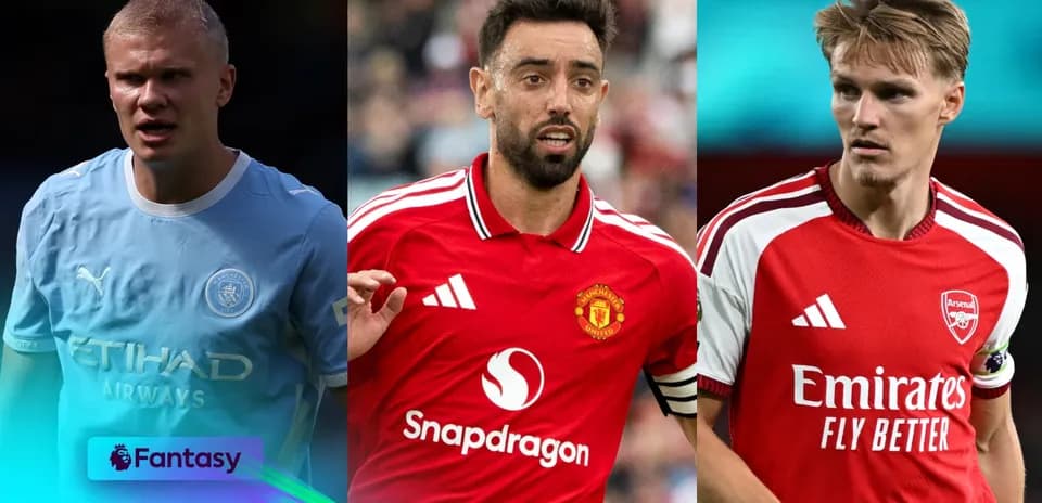 Trois joueurs de football en action sur le terrain