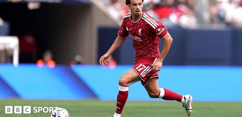 Joueur dribblant le ballon sur le terrain