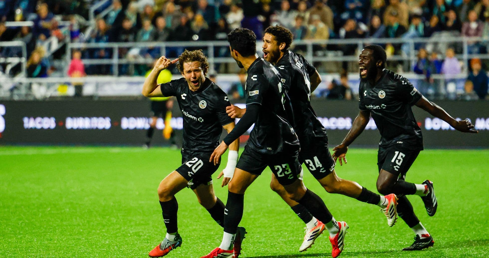 Joueurs célébrant un but pendant le match