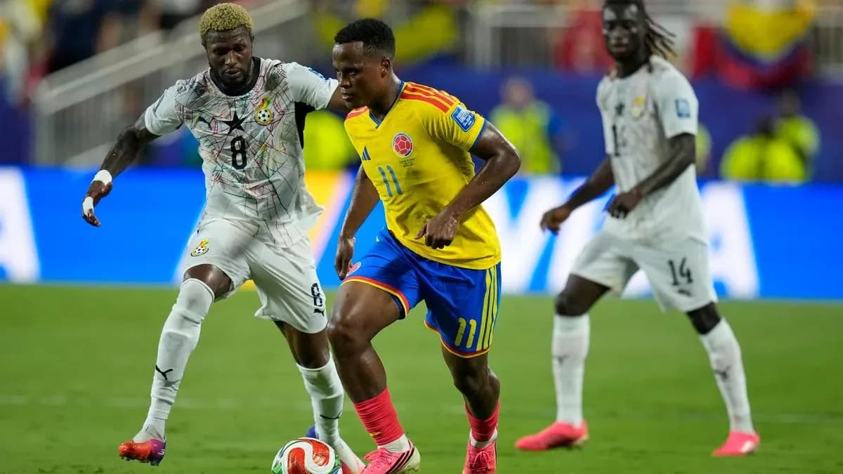 Joueur colombien dribblant un adversaire ghanéen en match