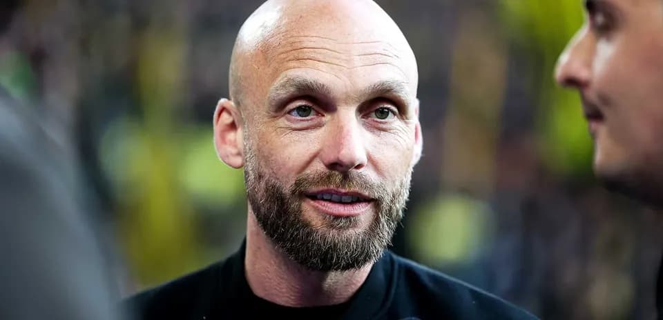 Homme avec barbe parlant lors d'une interview