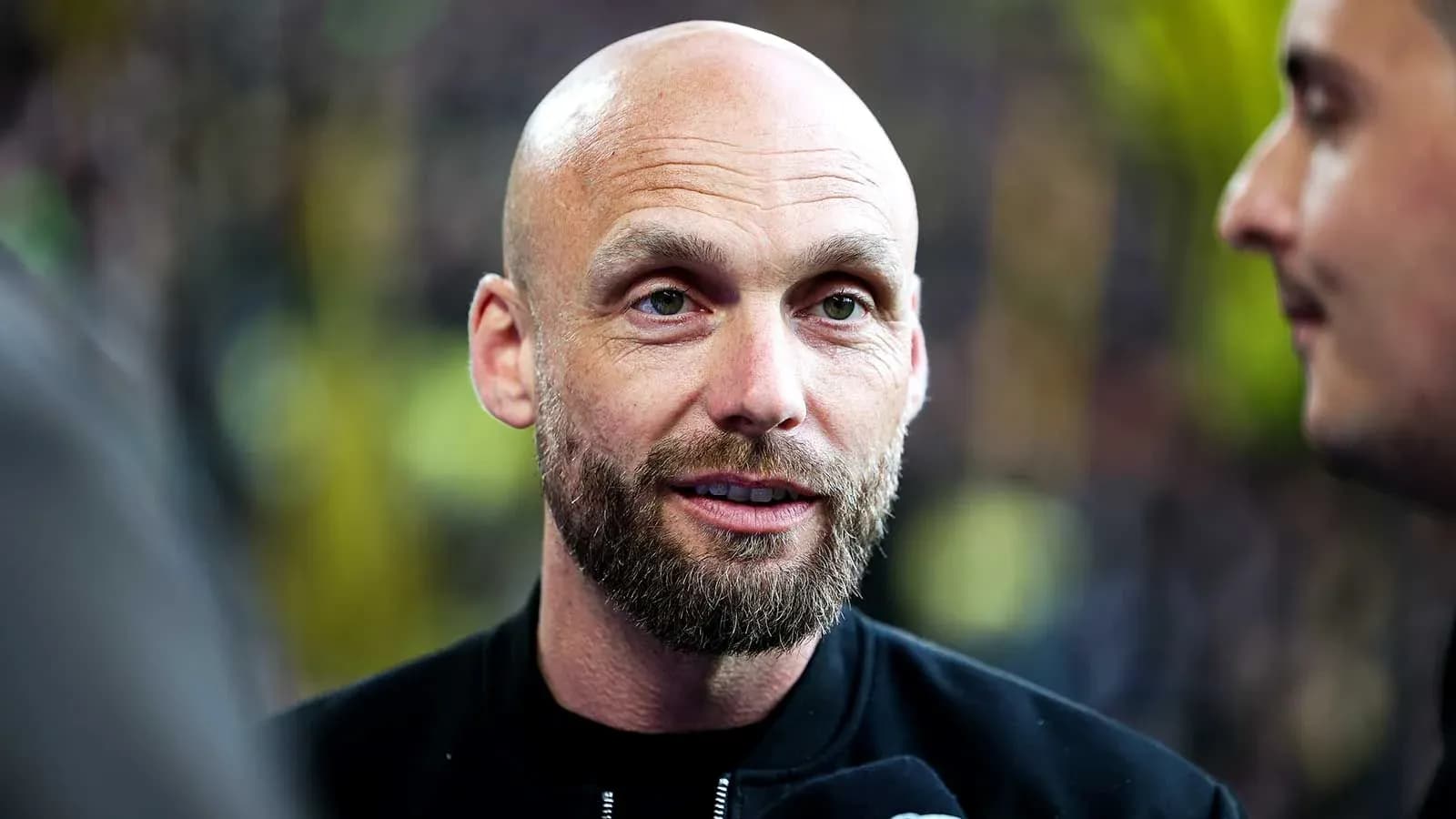 Homme avec barbe parlant lors d'une interview