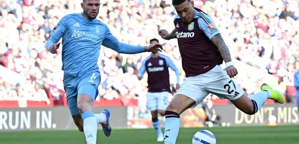 Joueur d'Aston Villa tirant au but contre Nottingham Forest