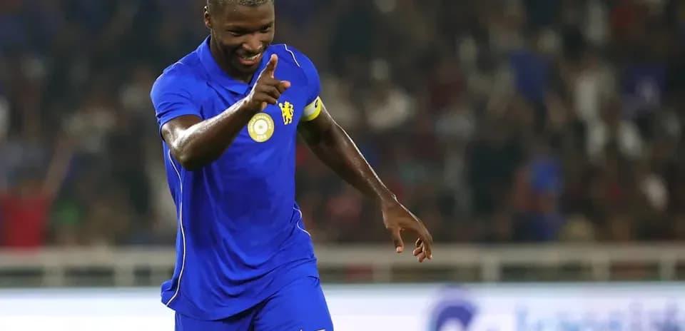 Joueur en maillot bleu célébrant un but