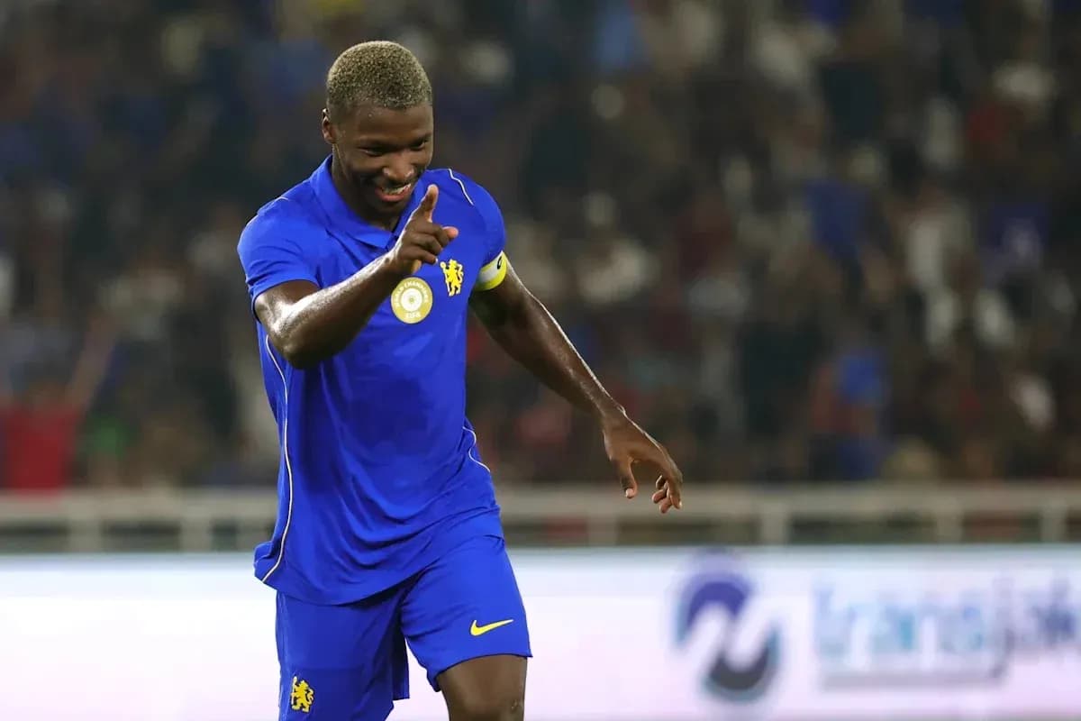 Joueur en maillot bleu célébrant un but