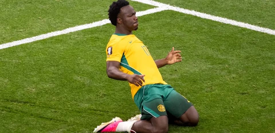 Joueur s'agenouillant sur le terrain après un but