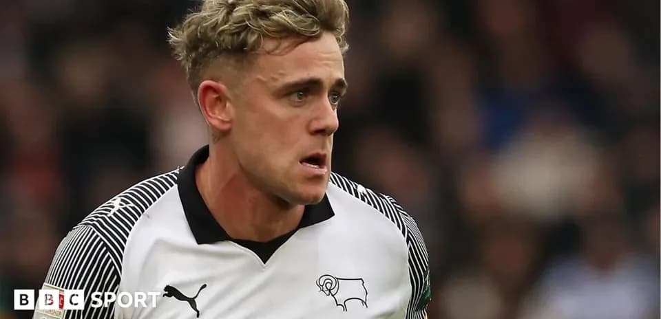 Joueur de Derby County en action sur le terrain