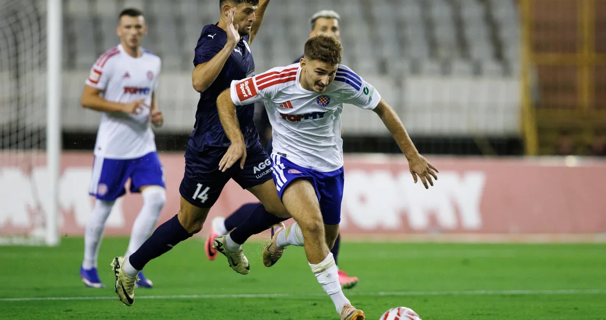 Joueur en action lors du match Pafos-HNK Hajduk