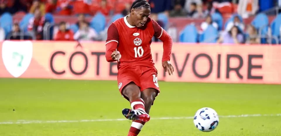 Joueur canadien tirant au but pendant un match