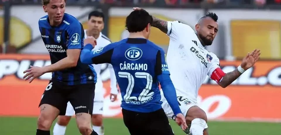 Joueurs de Huachipato et Colo Colo en action