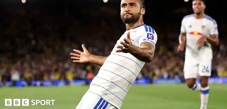 Joueur célébrant un but lors d'un match de football