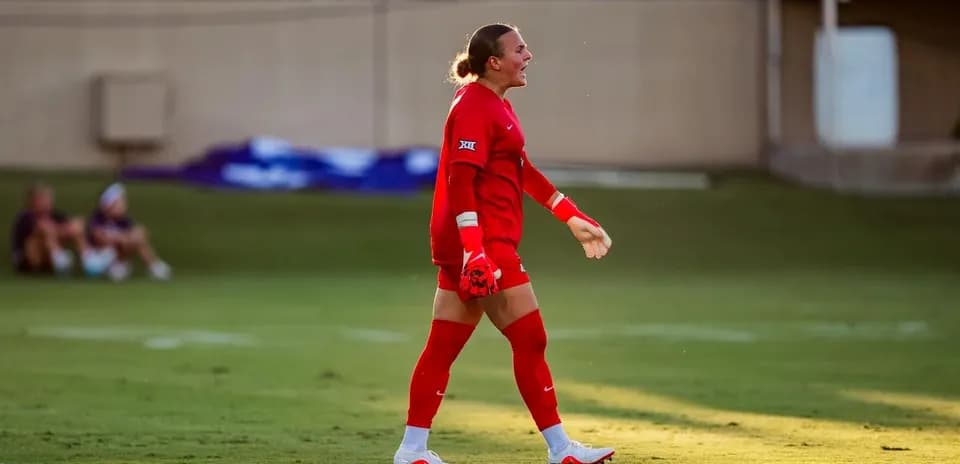 Gardien de but en uniforme rouge sur le terrain