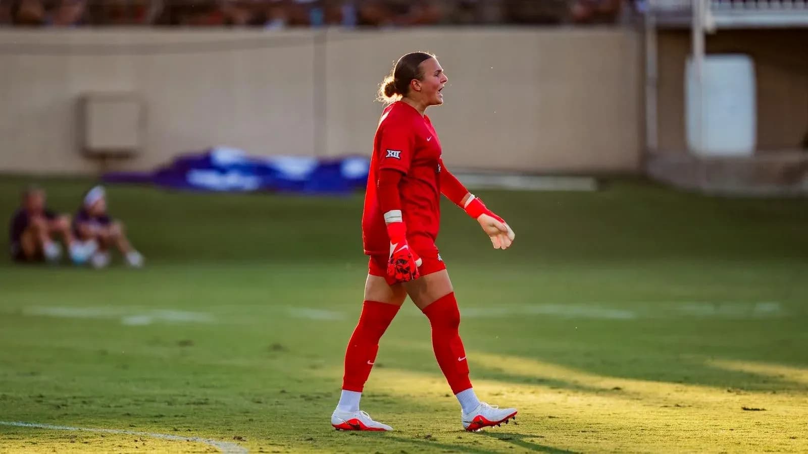Gardien de but en uniforme rouge sur le terrain