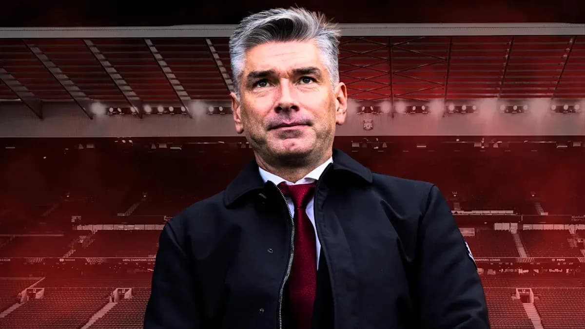 Entraîneur posant devant un stade de football
