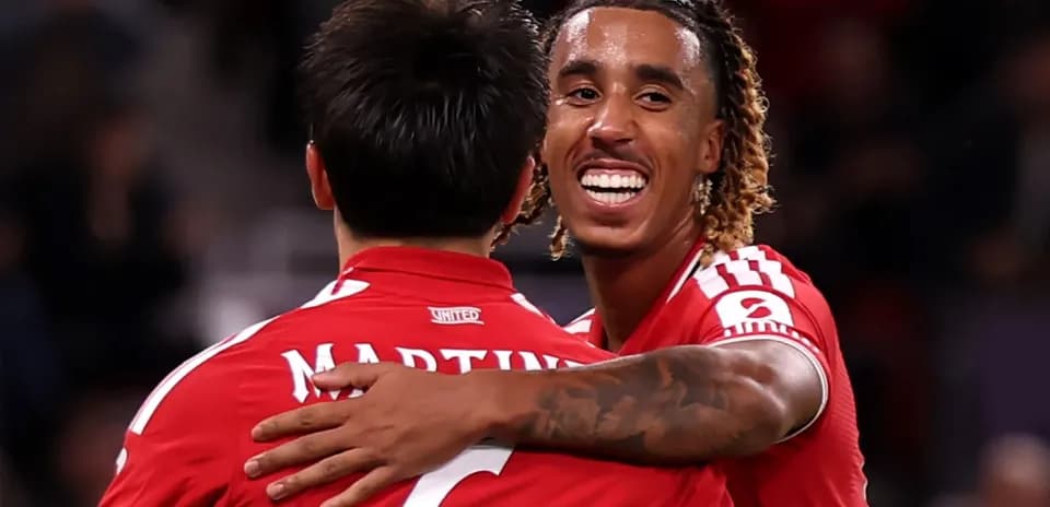 Joueurs célébrant un but avec des maillots rouges