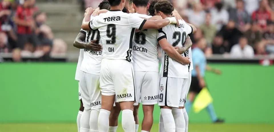 Joueurs de Beşiktaş célébrant un but