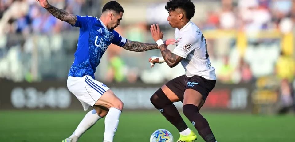 Deux joueurs s'affrontent lors du match