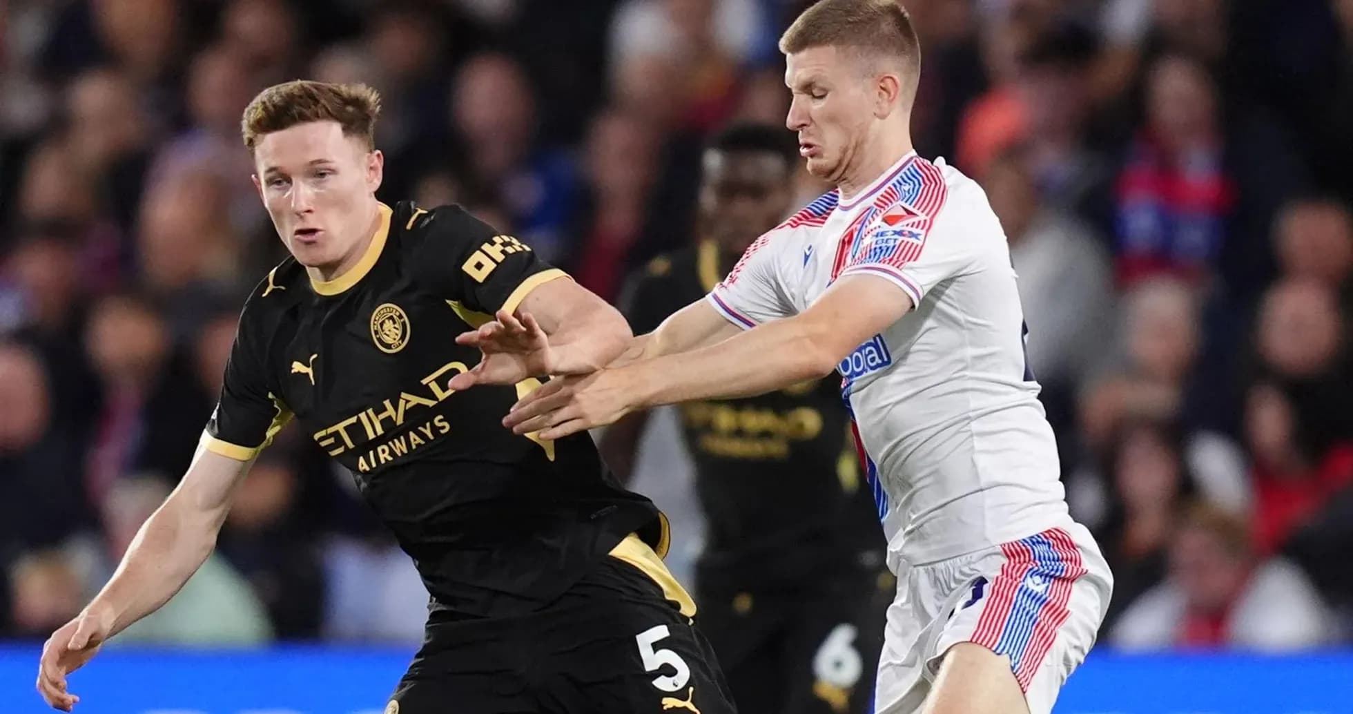 Un joueur de Manchester City face à un joueur de Crystal Palace