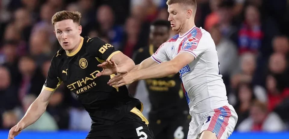 Un joueur de Manchester City face à un joueur de Crystal Palace