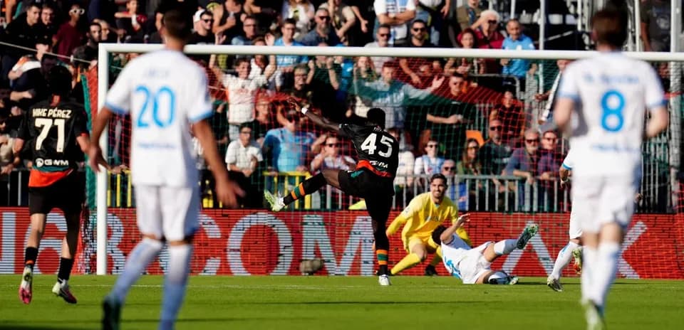 Joueur de Venezia tire au but contre Napoli