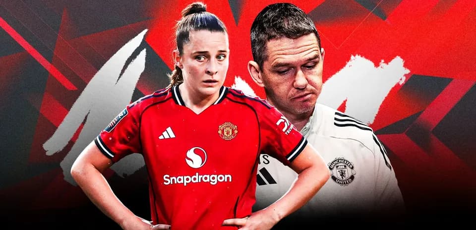 Joueuse de Manchester United avec entraîneur en arrière-plan