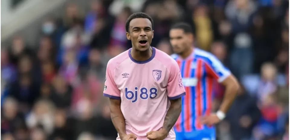Joueur de Bournemouth célébrant un but sur le terrain