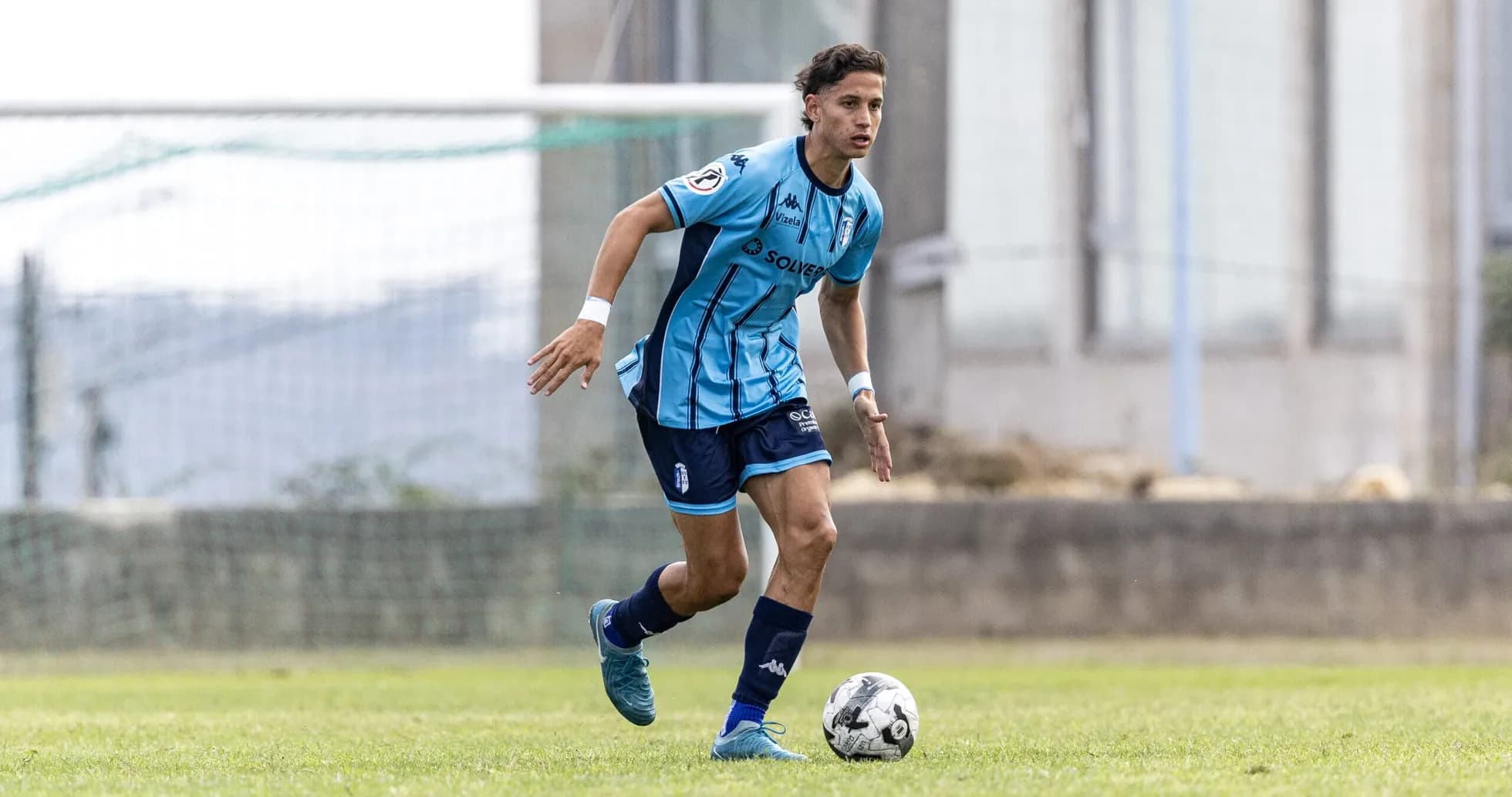 Joueur de Vizela U23 en action sur le terrain