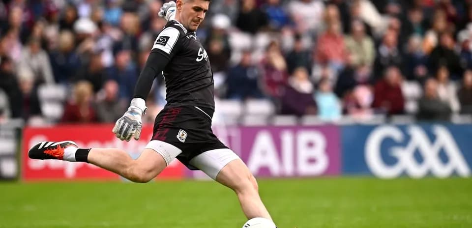 Gardien de but effectuant un tir au football
