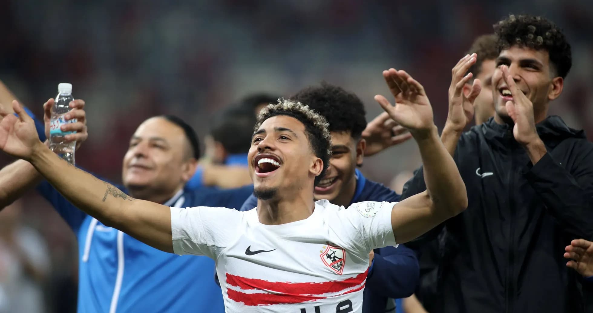 Joueurs célébrant une victoire sur le terrain
