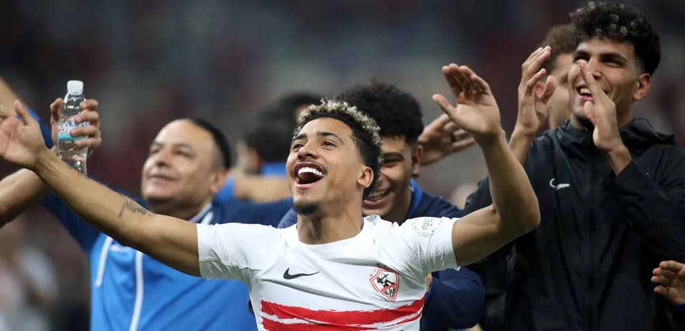 Joueurs célébrant une victoire sur le terrain