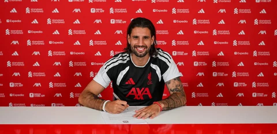 Joueur signant un contrat avec Liverpool FC