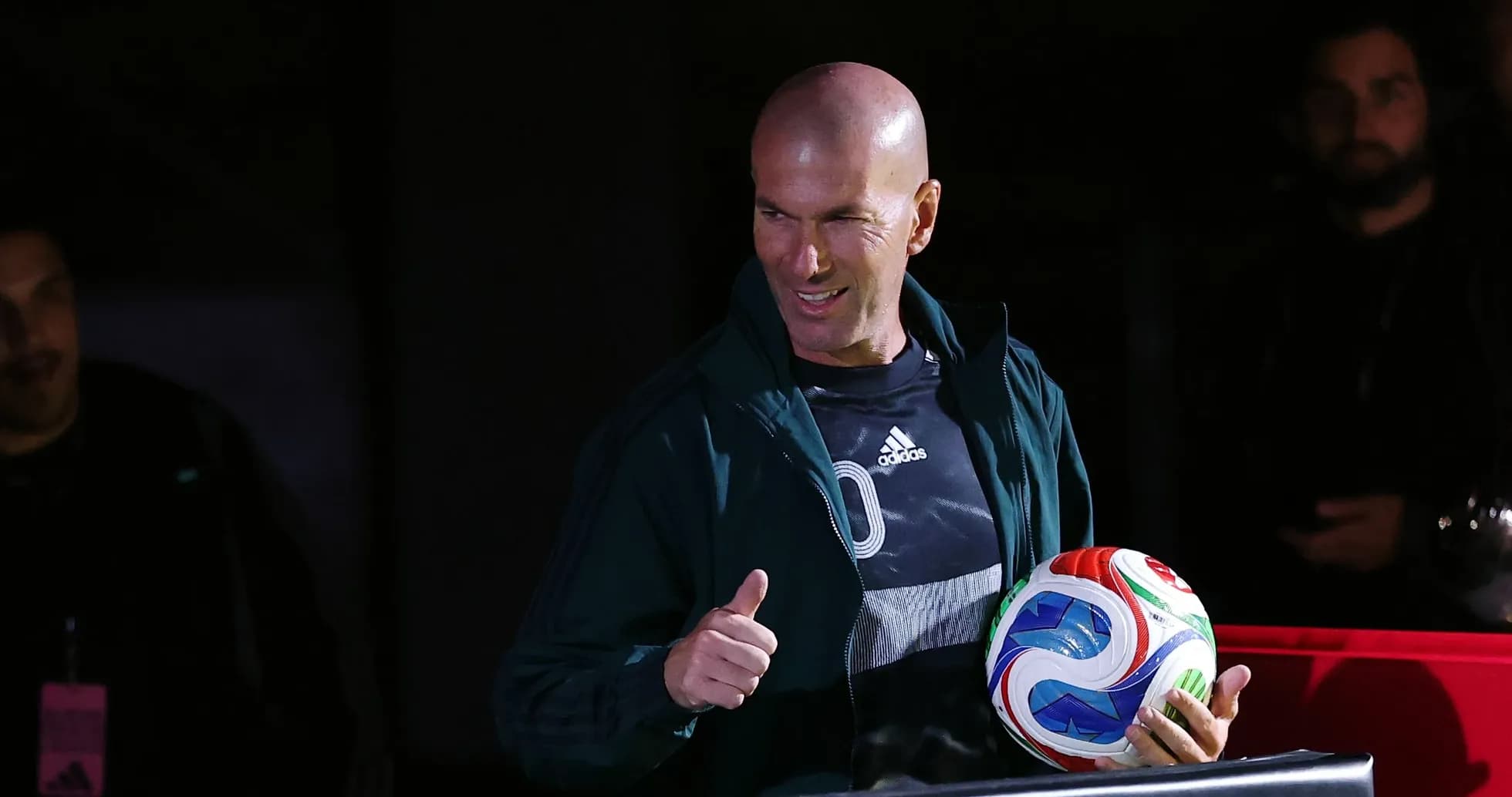 Zinédine Zidane tenant un ballon de football