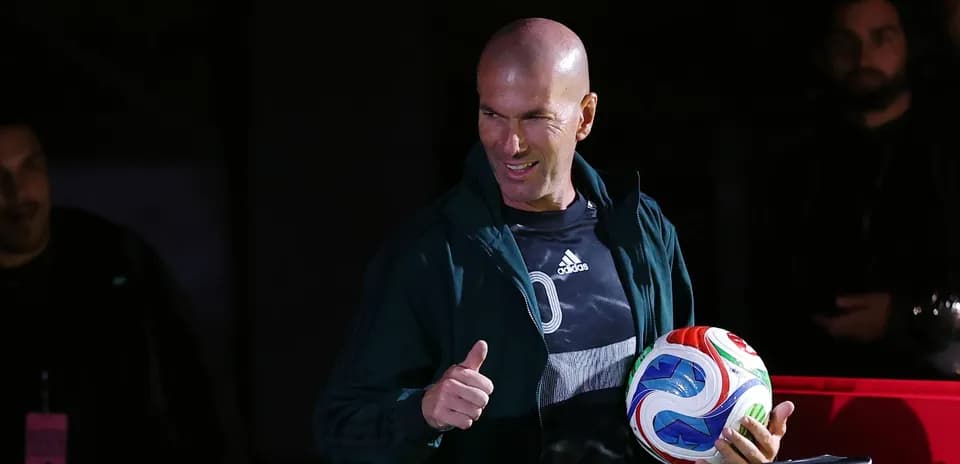 Zinédine Zidane tenant un ballon de football