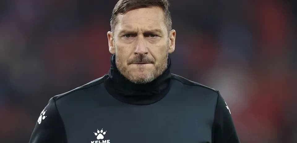 Entraîneur sur le terrain avant le match