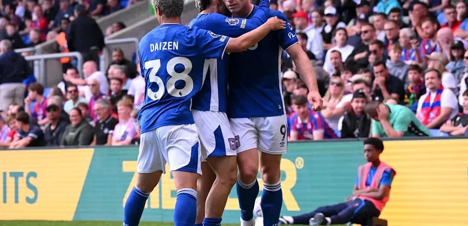 Joueurs célébrant un but sur le terrain